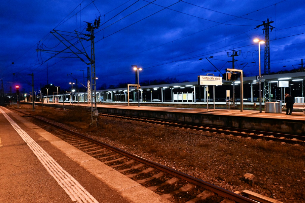 أرصفة فارغة في محطة السكك الحديد الرئيسية في شتوتغارت، جنوب ألمانيا، في 24 كانون الثاني/يناير 2024، في اليوم الأول من إضراب سائقي القطارات الذي يستمر ستة أيام (أ ف ب)   