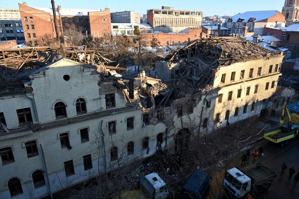 أدى هجوم صاروخي وقع في 16 يناير/كانون الثاني إلى تدمير مبنى سكني في خاركيف (أ ف ب)   