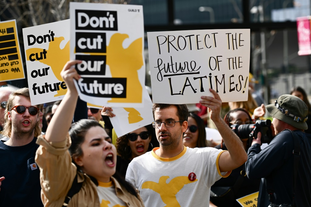    صحافيون في "لوس أنجليس تايمز" يتظاهرون ضد عمليات الصرف في طاقم التحرير في الصحيفة، في لوس أنجليس في 19 كانون الثاني/يناير 2024 (أ ف ب)