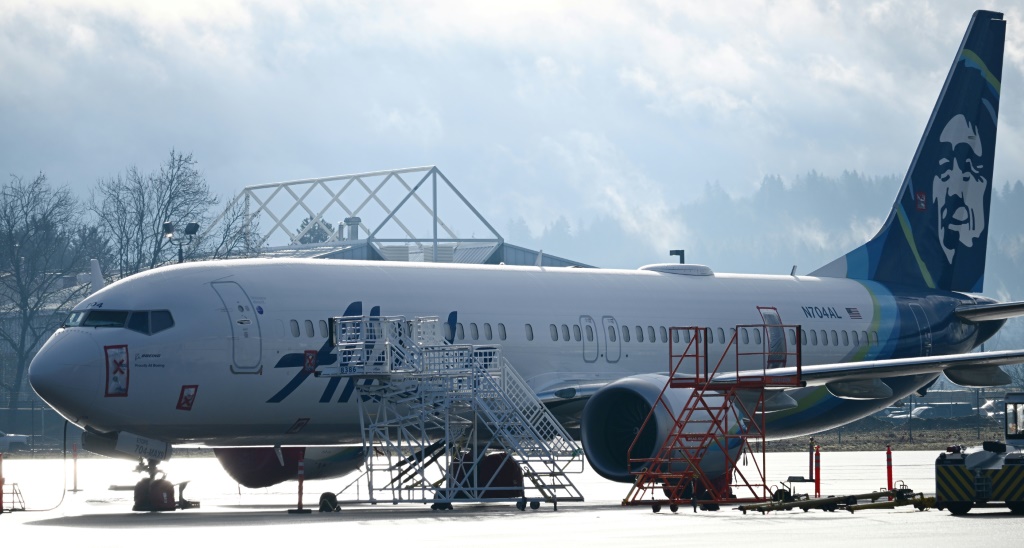 قال الرئيس التنفيذي لشركة ألاسكا إيرلاينز إن التفتيش الداخلي وجد أن العديد من طائراتها من طراز 737 ماكس 9 بها مسامير مفكوكة (ا ف ب)   