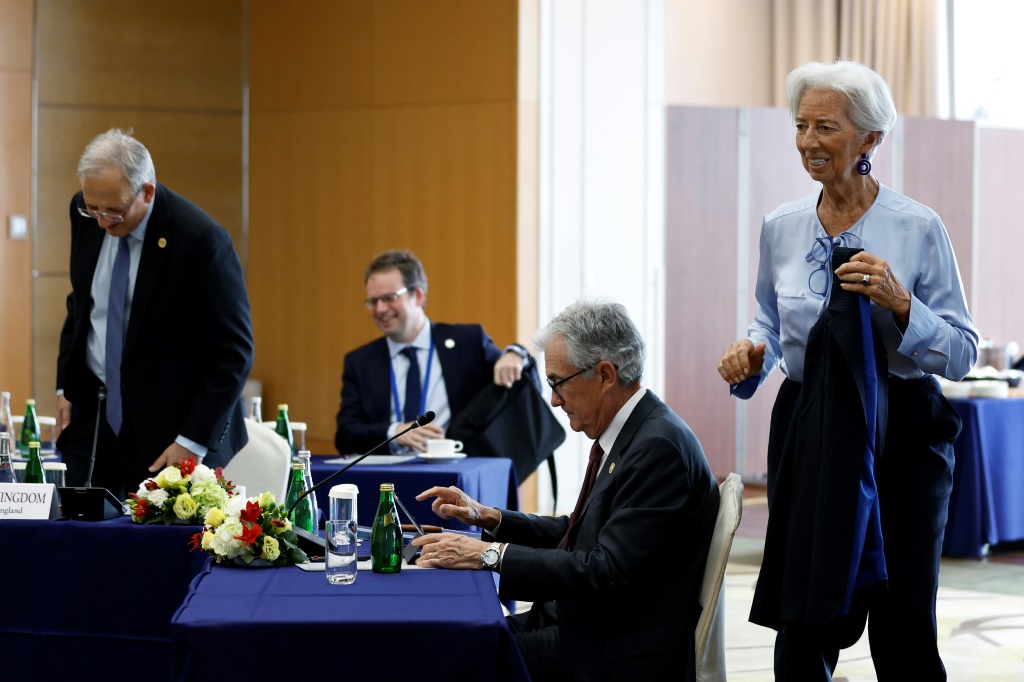 أشرفت رئيسة البنك المركزي الأوروبي كريستين لاجارد (على اليمين) ورئيس بنك الاحتياطي الفيدرالي الأمريكي جيروم باول (الثاني على اليمين) على رفع أسعار الفائدة بهدف ترويض التضخم. (أ ف ب)   