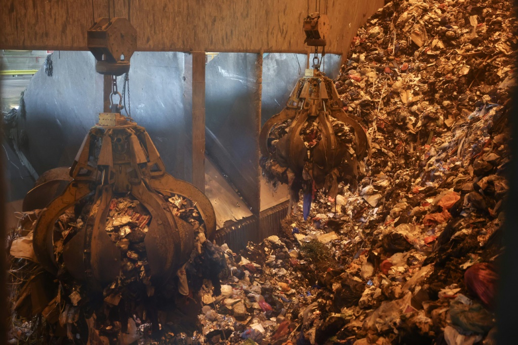 يعالج مصنع الحرق التابع لشركة النفايات الفرنسية فيوليا في جنوب لندن حوالي 1000 طن من النفايات غير القابلة لإعادة التدوير يوميًا. (أ ف ب)   