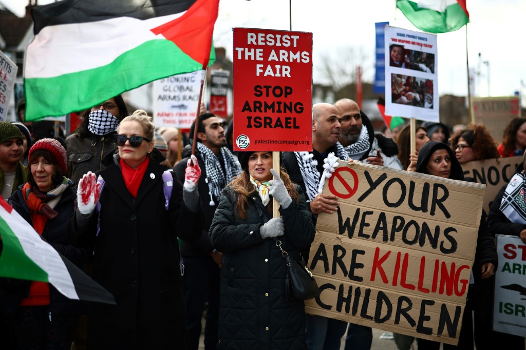 واعتصم المتظاهرون المؤيدون للفلسطينيين أمام مؤتمر للمركبات المدرعة في جنوب غرب لندن هذا الأسبوع (أ ف ب)   
