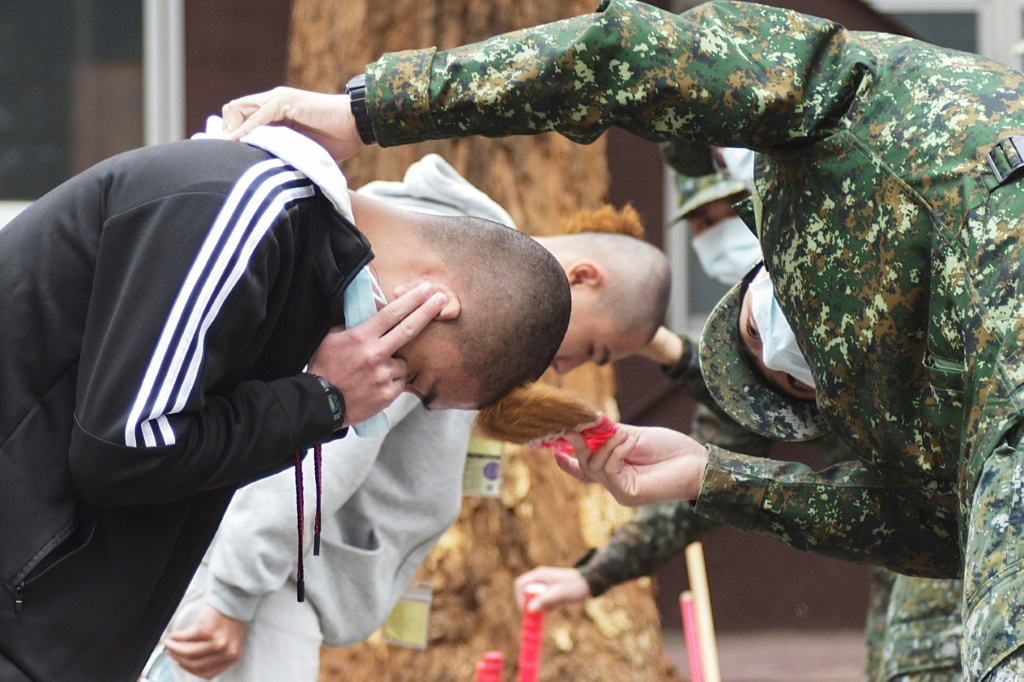 المجندون الجدد الذين يصلون إلى مدينة تايتشونغ غربي تايوان هم الدفعة الأولى التي تشارك في الخدمة العسكرية الإلزامية في الجزيرة لمدة عام واحد (أ ف ب)   