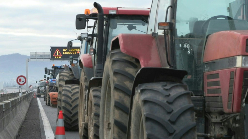 وقام المزارعون بإغلاق الطرق السريعة في جميع أنحاء فرنسا (أ ف ب)   