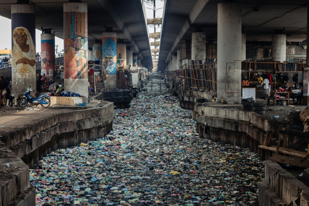بعض الممرات المائية والقنوات في لاغوس مسدودة بالفعل بالنفايات البلاستيكية (أ ف ب)   