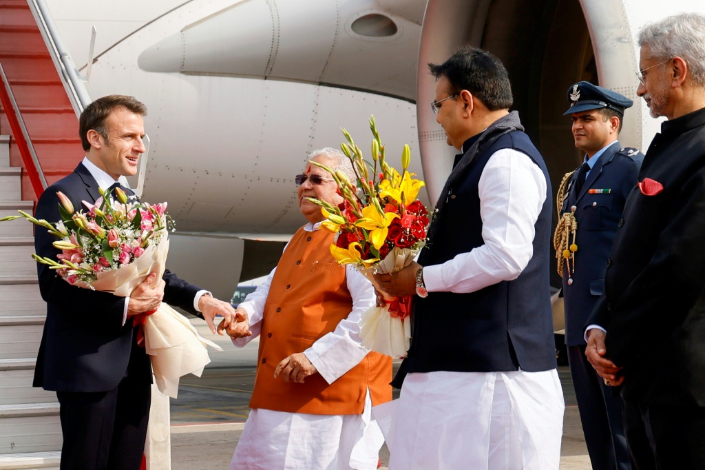 الرئيس الفرنسي إيمانويل ماكرون لحظة وصوله إلى مطار جايبور في الهند في 25 كانون الثاني/يناير 2024 (ا ف ب)