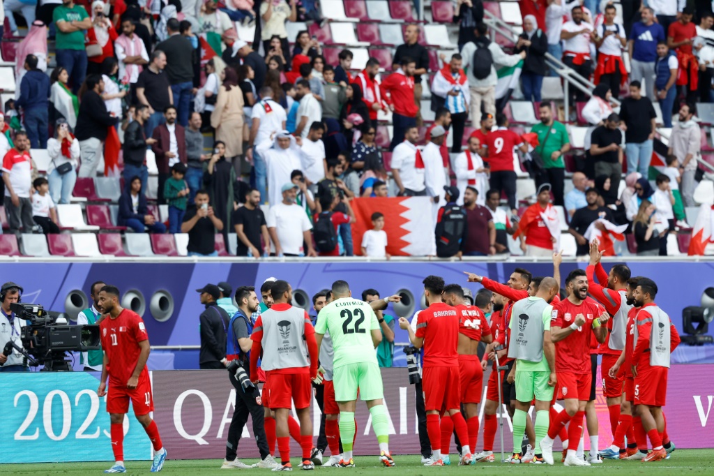 حققت البحرين فوزها الثاني وستلاقي اليابان في ثمن نهائي كأس آسيا (ا ف ب)