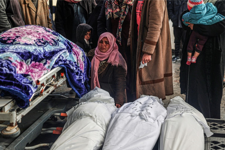 فلسطينيون يبكون أقرباء قتلوا في القصف الإسرائيلي على رفح بجنوب قطاع غزة في 24 كانون الثاني/يناير 2024 (أ ف ب)