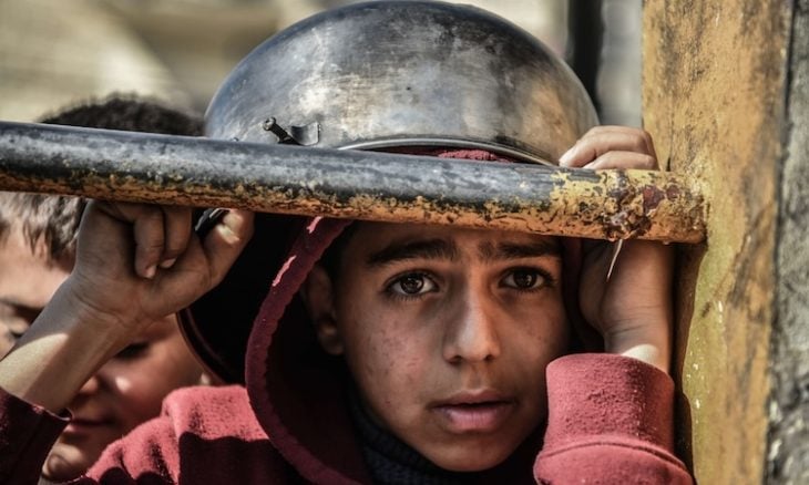 وجبات مجانية لسد رمق عائلاتهم التي لا تجد في الكثير من الأحيان هذا النوع من الطعام (الأناضول)