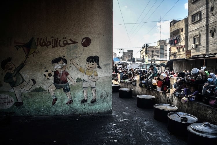 وجبات مجانية لسد رمق عائلاتهم التي لا تجد في الكثير من الأحيان هذا النوع من الطعام (الأناضول)