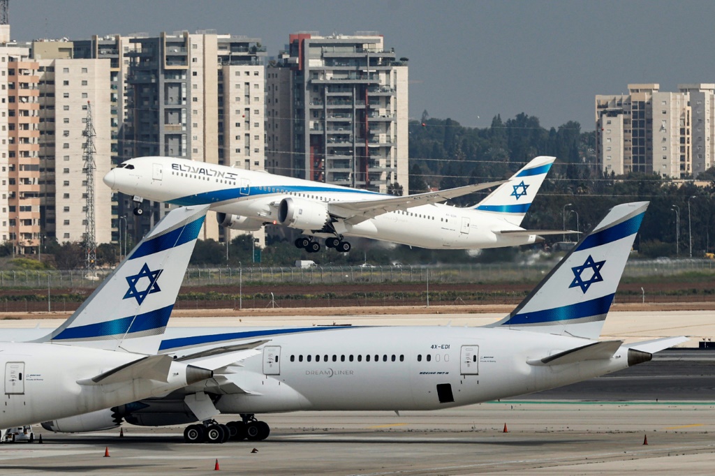 طائرة تابعة لشركة العال تقلع من مطار بن غوريون الإسرائيلي (أ ف ب)   