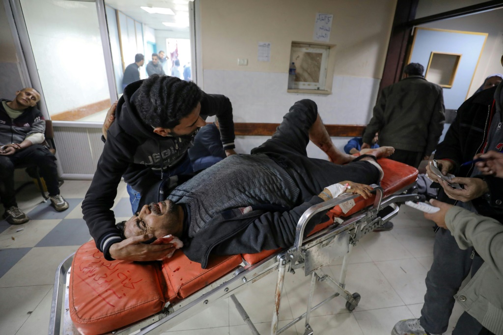 مصاب ينتظر الحصول على العناية في مستشفى الشفاء في قطاع غزة في 25 كانون الثاني/يناير 2024 (أ ف ب)   