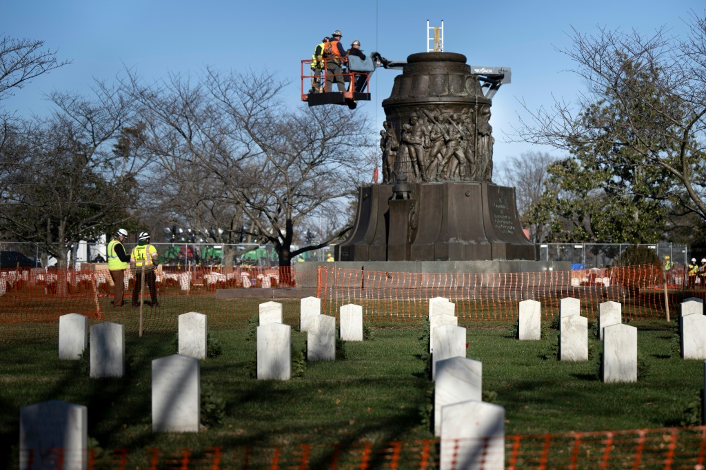 تمت إزالة النصب الكونفدرالي من مقبرة أرلينغتون الوطنية في ديسمبر 2023، ولكن لا تزال هناك مئات من قبور الجنود الكونفدراليين الذين قاتلوا ضد الاتحاد في الحرب الأهلية (أ ف ب)