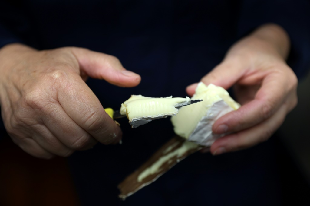 تعد واردات الجبن البريطانية إلى كندا إحدى النقاط الشائكة الرئيسية في المحادثات التجارية بين البلدين (أ ف ب)   
