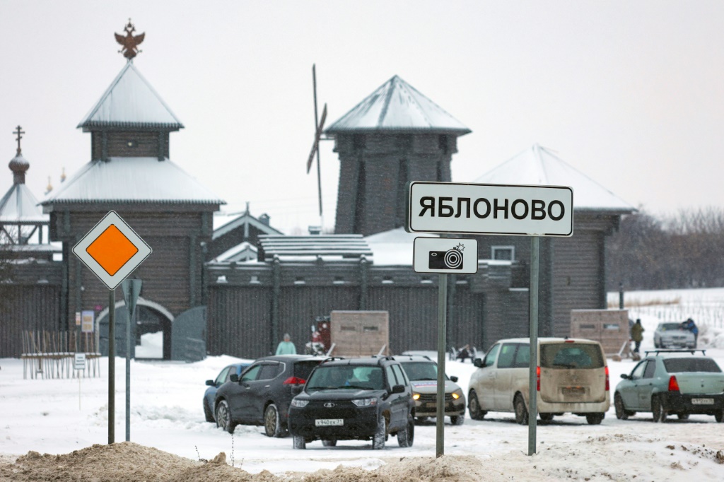 قرية يابلونوفو قرب موقع تحطم الطائرة العسكرية الروسية في منطقة بيلغورود في 24 كانون الثاني/يناير 2024. (أ ف ب)   