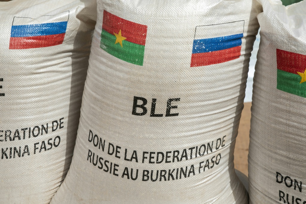 أكياس قمح وهبتها روسيا لبوركينا فاسو خلال مراسم في واغادوغو في 26 كانون الثاني/يناير 2024 (أ ف ب)   