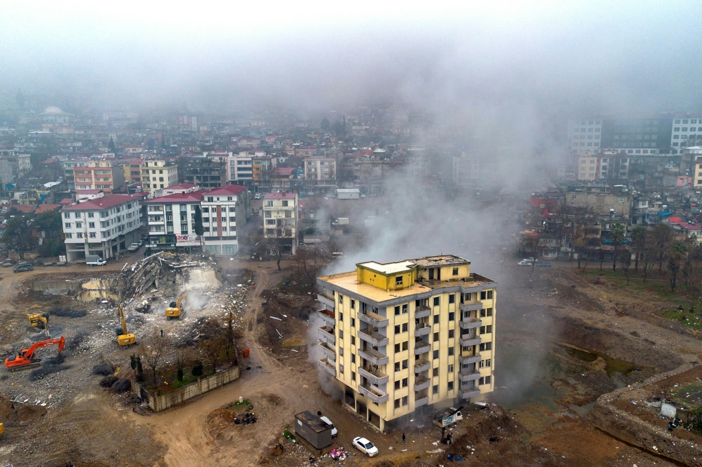    ولا تزال المباني المتضررة تتعرض للهدم بالقرب من مركز الزلزال المدمر الذي ضرب تركيا عام 2023 (أ ف ب)   
