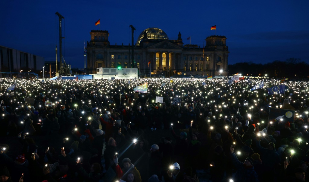 متظاهرون ضد اليمين المتطرف يضيؤون هواتفهم المحمولة، أمام الرايخستاغ (البرلمان الألماني) في برلين في 21 كانون الثاني/يناير 2024 (ا ف ب)