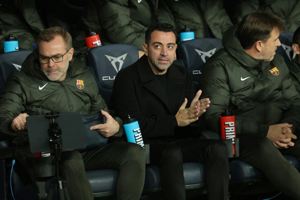 مدرب برشلونة تشافي هرنانديس (وسط) قبل مباراة فريقه ضد فياريال (5-3) في الدوري الاسباني في برشلونة في 27 كانون الثاني/يناير 2024 (ا ف ب)