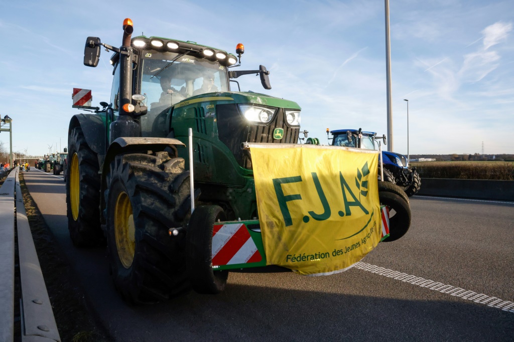 يشكو المزارعون من أن التشريعات الأوروبية تخنق أعمالهم (أ ف ب) 