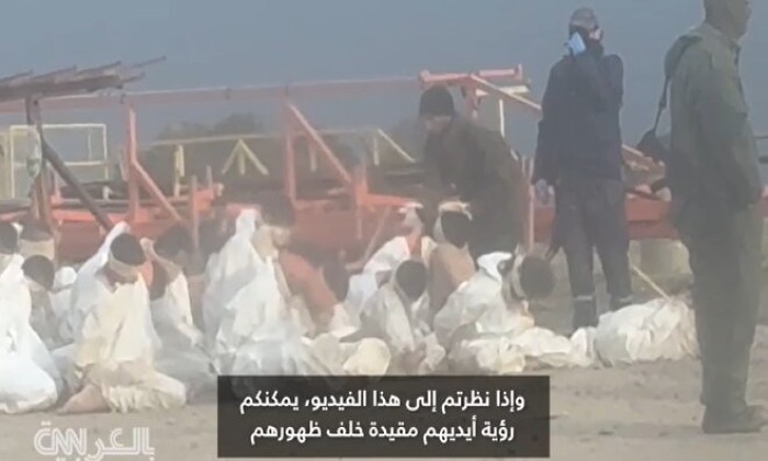 فلسطينيون اعتقلهم جيش الاحتلال الإسرائيلي وهم معصوبي الأعين وحفاة الأقدام (لقطة تلفزيونية)