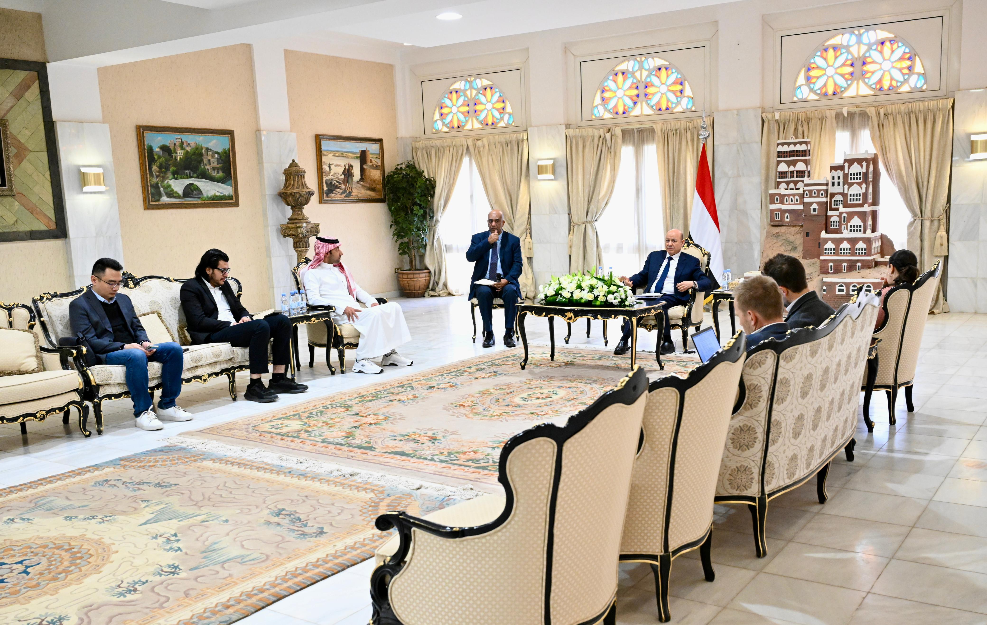 الرئيس الدكتور رشاد محمد العليمي رئيس مجلس القيادة الرئاسي اليمني خلال لقاءه مع وسائل الاعلام (سبأ) 