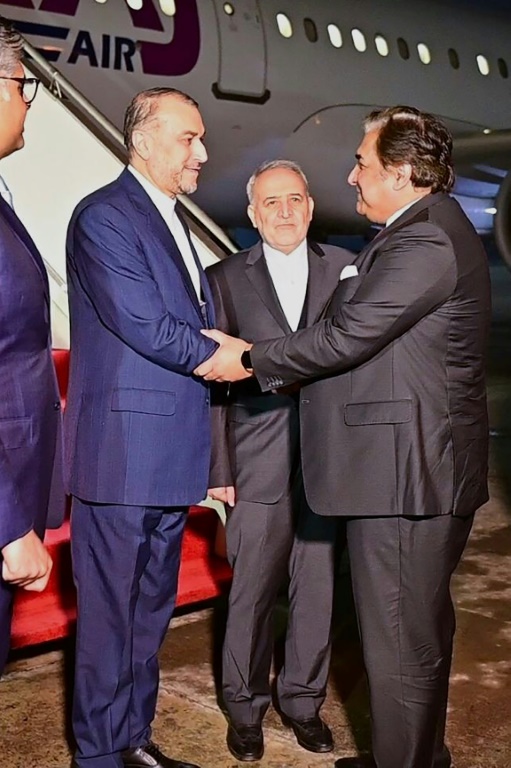 صورة وزعتها وزارة الخارجية الباكستانية في 29 كانون الثاني/يناير 2024 يظهر فيها نائب وزير الخارجية رحيم حياة قريشي (يمين) يستقبل وزير الخارجية الإيراني حسين أمير عبد اللهيان لدى وصوله إلى قاعدة نور خان العسكرية في روالبندي . (ا ف ب)