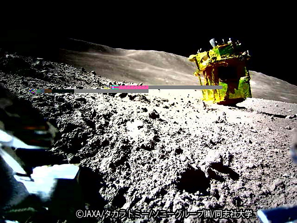 صورة نشرتها في 25 كانون الثاني/يناير 2024 وكالة الفضاء اليابانية (جاكسا)) لسطح القمر التقطها وبثها المسبار "سورا-كيو" بعد هبوط مركبة "سليم" ("مركبة الهبوط الذكية لاستكشاف القمر") التي تحمله على سطح القمر في 20 كانون الثاني/يناير 2024 (أ ف ب)   
