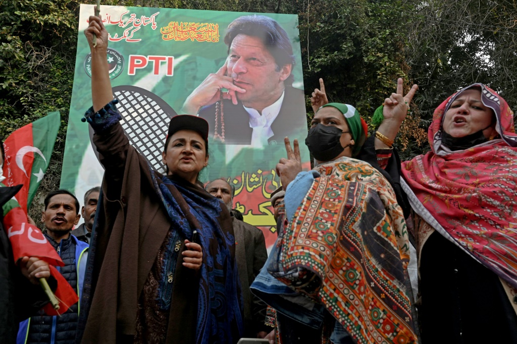 أنصار حزب عمران خان الباكستاني تحريك الإنصاف في تجمع انتخابي في لاهور في 28 يناير (أ ف ب)
