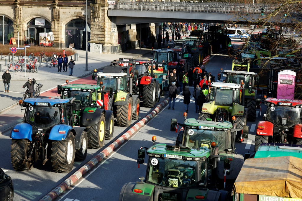 المزارعون على الجرارات ينقلون احتجاجاتهم الجديدة إلى هامبورغ وميناء الحاويات الرئيسي فيها (أ ف ب)   