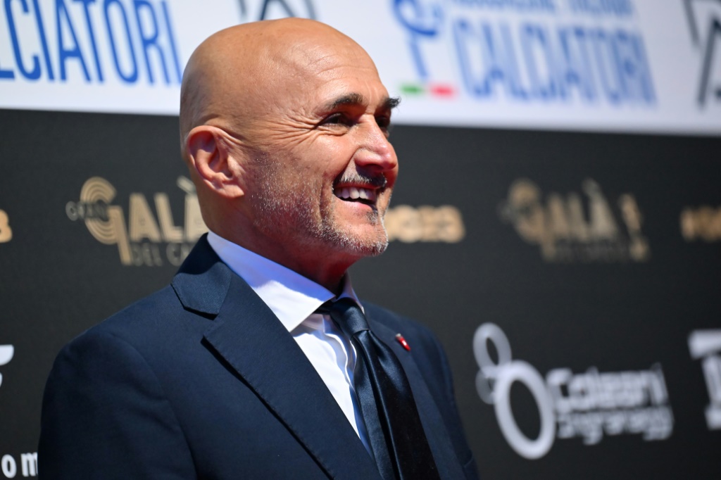 لوتشيانو سباليتي مدرب نابولي السابق وإيطاليا الحالي خلال حفل رابطة اللاعبين الإيطاليين في ميلانو في الرابع من كانون الأول/ديسمبر 2023 (ا ف ب)