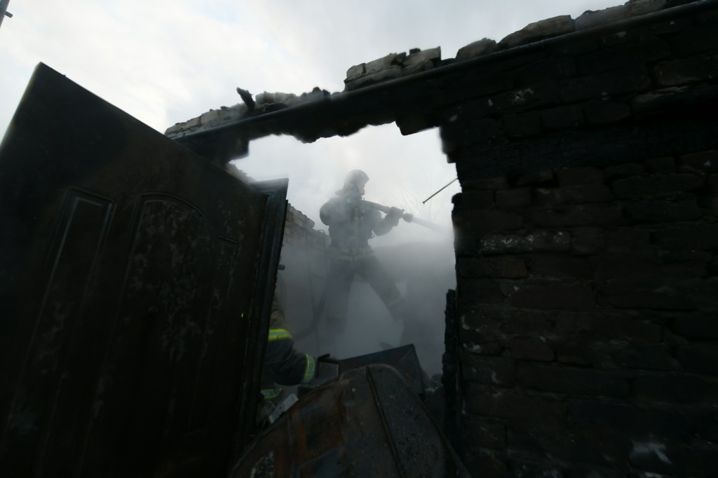 فرق إطفاء في مبنى مدمر جراء القصف في حي سكني بمنطقة دونيتسك الخاضعة لسيطرة روسيا في أوكرانيا في 29 كانون الثاني/يناير 2024 (ا ف ب)