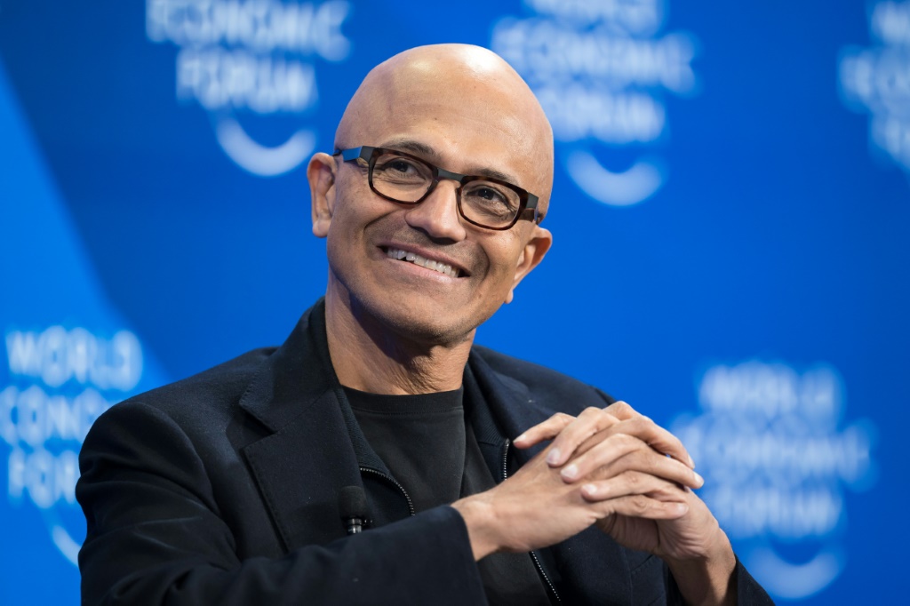 انتقل الرئيس التنفيذي لشركة Microsoft، ساتيا ناديلا، بشكل أسرع وأبعد إلى مجال الذكاء الاصطناعي، حيث استثمر بشكل كبير في OpenAI، صانع ChatGPT، ودفع الذكاء الاصطناعي عبر المنتجات بينما اختار الآخرون التحرك بعناية أكبر.(ا ف ب)