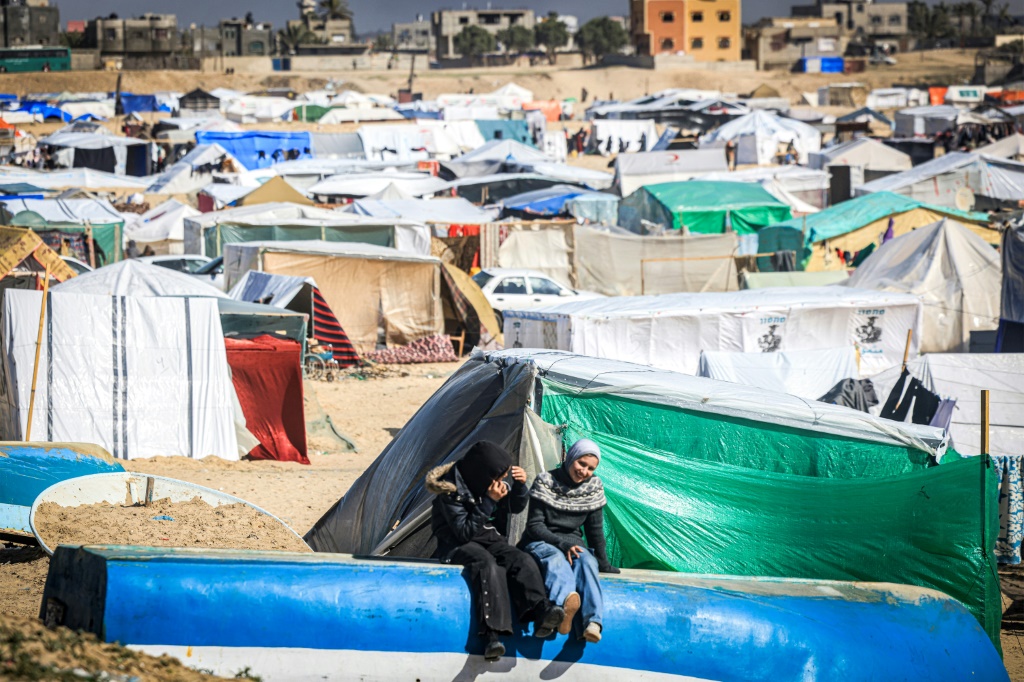 صورة مؤرخة في 30 كانون الثاني/يناير 2024 لطفلتين فلسطينتَين في أحد المخيمات في رفح. (ا ف ب)