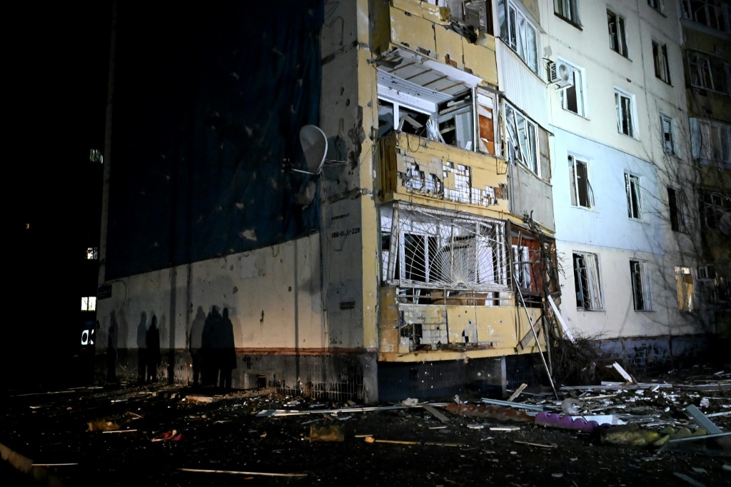 مبنى سكني تعرض لقصف بطائرة مسيّرة فجر 31 كانون الثاني/يناير 2024 في خاركيف في شرق أوكرانا قرب الحدود الروسية. (ا ف ب)