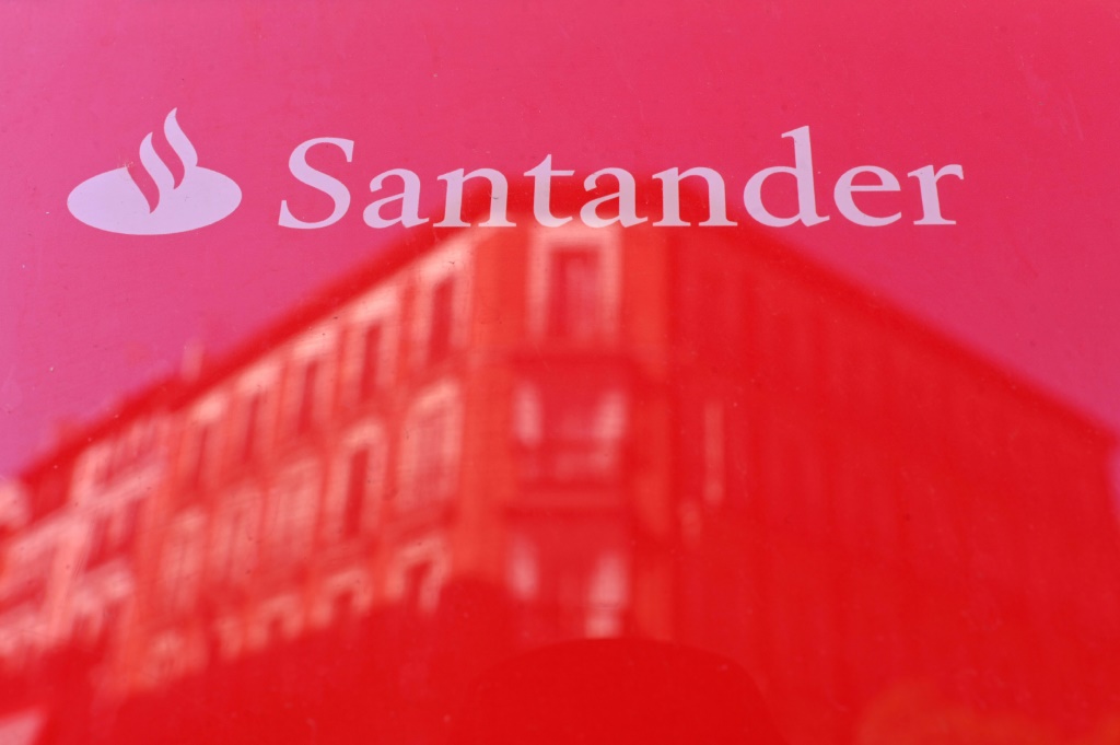 حقق Banco Santander أرباحًا قوية على الرغم من الضريبة غير المتوقعة التي فرضتها الحكومة الاشتراكية (أ ف ب)   