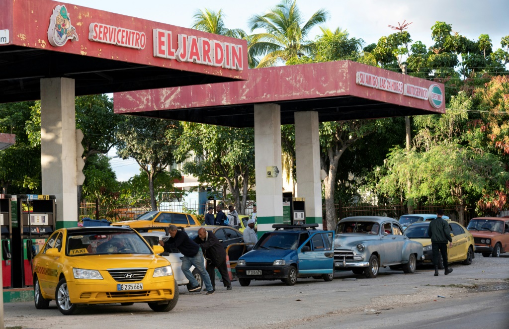    سائقون يصطفون لملء خزاناتهم في محطة بنزين في هافانا في 31 يناير 2024 (أ ف ب)   