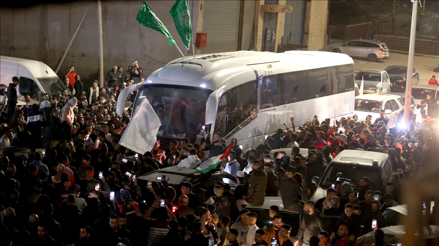 اعتقلتهم بغزة.. إسرائيل تفرج عن 114 فلسطينيا بينهم 4 سيدات (الأناضول)