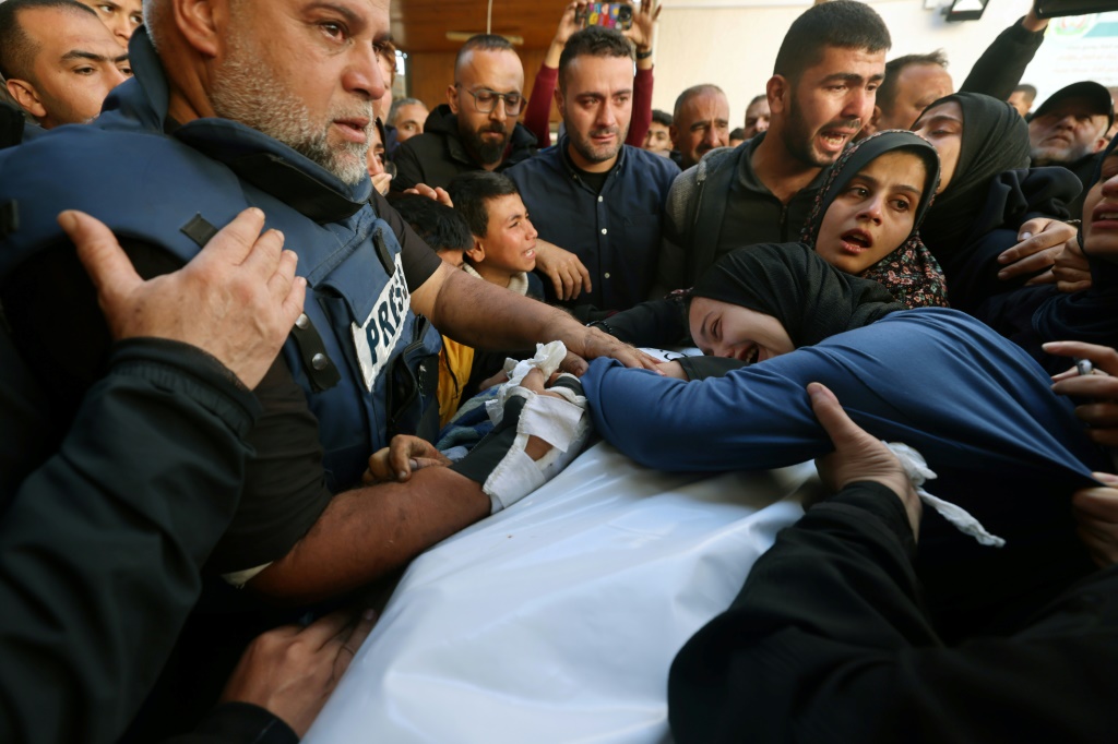 وتشير تقارير الأمم المتحدة إلى مقتل ما لا يقل عن 122 صحفياً وعاملاً في مجال الإعلام في غزة منذ هجمات 7 أكتوبر/تشرين الأول التي شنتها حماس على إسرائيل. (أ ف ب)   