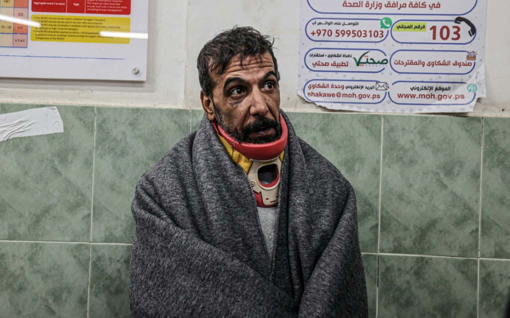 فلسطيني أفرج عنهم بعدما اعتقلته القوات الإسرائيلية مع مدنيين آخرين في خضم الحرب الدائرة في قطاع غزة، ينتظر في مستشفى النجار في رفح في الأول من شباط/فبراير 2024 (ا ف ب)