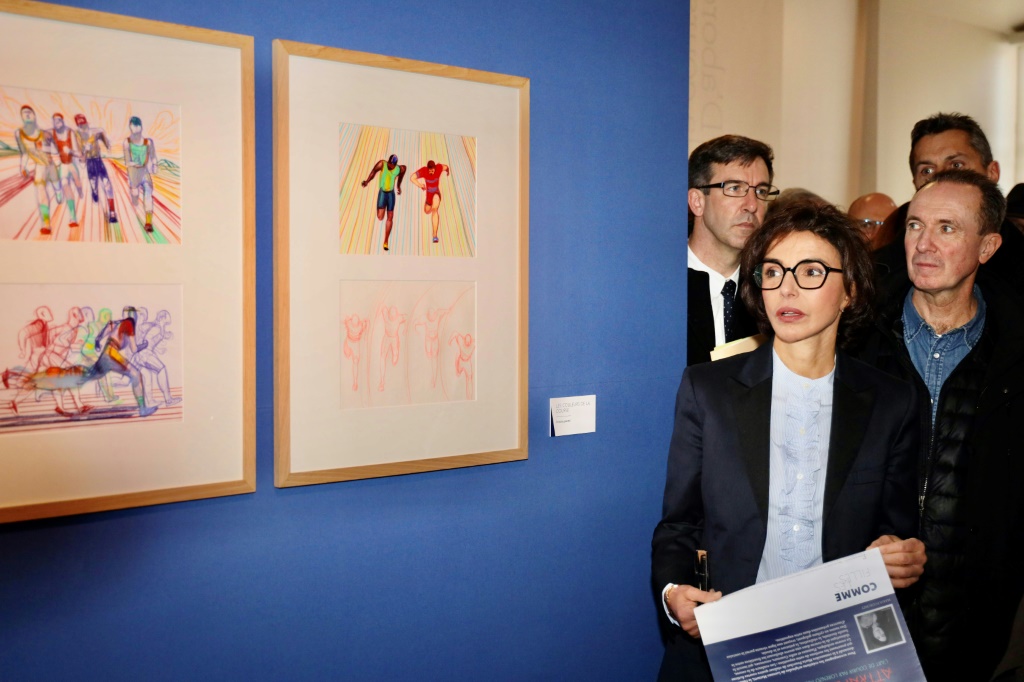 وزيرة الثقافة الفرنسة رشيدة داتي خلال زيارتها إحدى فعاليات مهرجان أنغوليم للقصص المصورة في وسط فرنسا الغربي (ا ف ب)