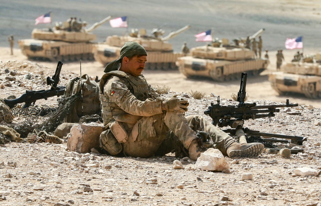 جندي أمريكي يشارك في مناورات "الأسد المتأهب" العسكرية المتعددة الجنسيات في محافظة الزرقاء على بعد نحو 85 كيلومترا شمال شرق العاصمة الأردنية عمان في 14 أيلول/سبتمبر 2022 (ا ف ب)