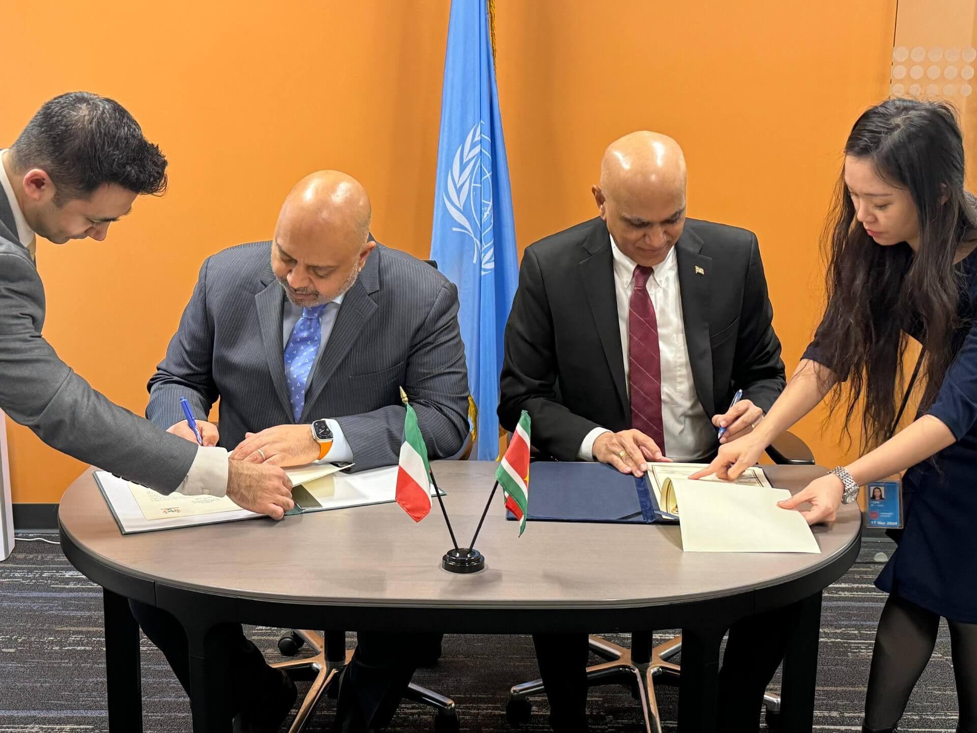 مندوب الكويت الدائم لدى الأمم المتحدة السفير طارق البناي أثناء توقيع البيان (كونا)