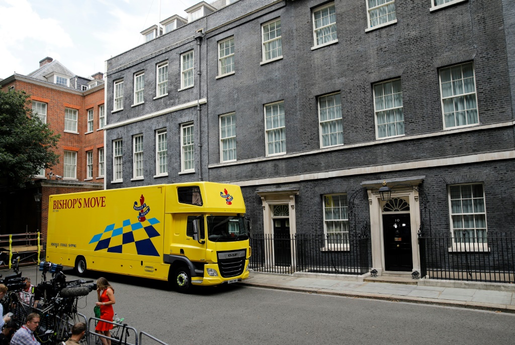 تعد شاحنة النقل خارج داونينج ستريت مشهدًا شائعًا عندما تغير المملكة المتحدة رئيس الوزراء (أ ف ب)   