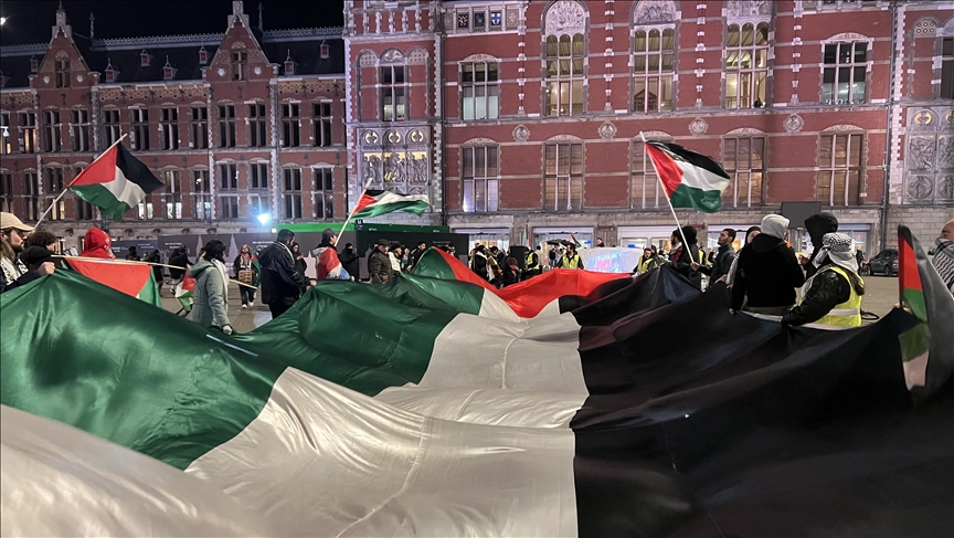 احتجاجات في 14 مدينة هولندية للمطالبة بوقف إطلاق النار في غزة (الأناضول)
