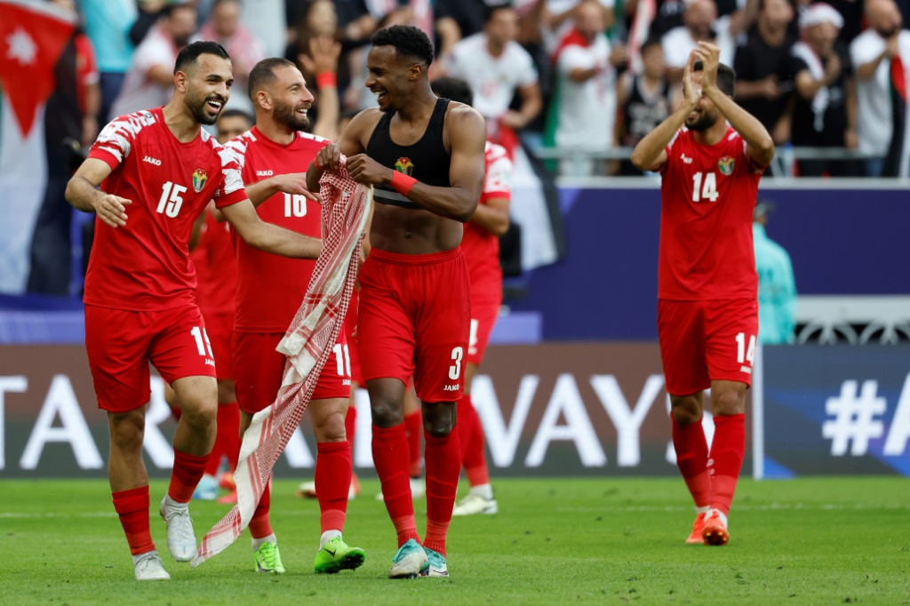 لاعبو الأردن يحتفلون بعد التأهل الى نصف نهائي كأس آسيا لكرة القدم. الريان، غرب الدوحة، في الثاني من شباط/فبراير 2024 (ا ف ب)