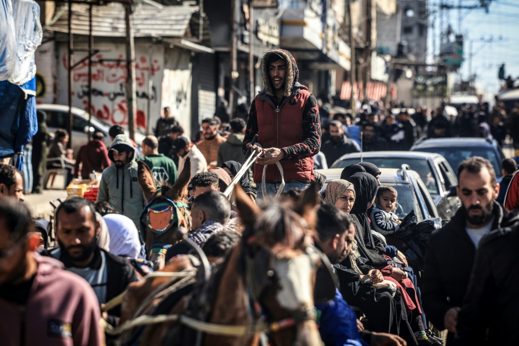 شارع يعج بالمارة في مدينة رفح في جنوب قطاع غزة في الأول من شباط/فبراير 2024 (ا ف ب)