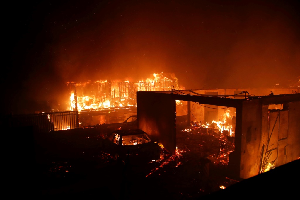 تم إعلان حالة الطوارئ بسبب حرائق الغابات المستعرة في تشيلي (أ ف ب)   