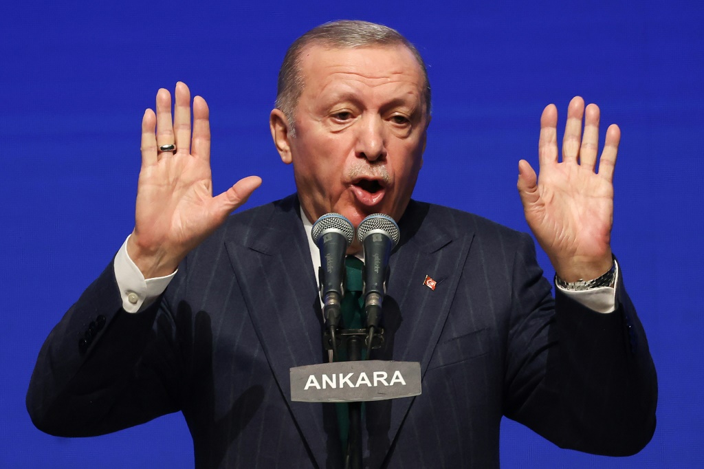 أجرى الرئيس رجب طيب أردوغان تحولًا اقتصاديًا بعد انتخابات مايو (أ ف ب)   